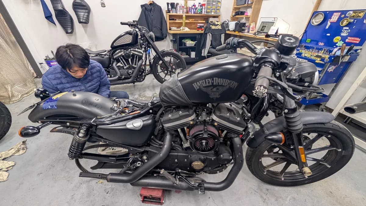 ハーレーダビッドソンの整備風景